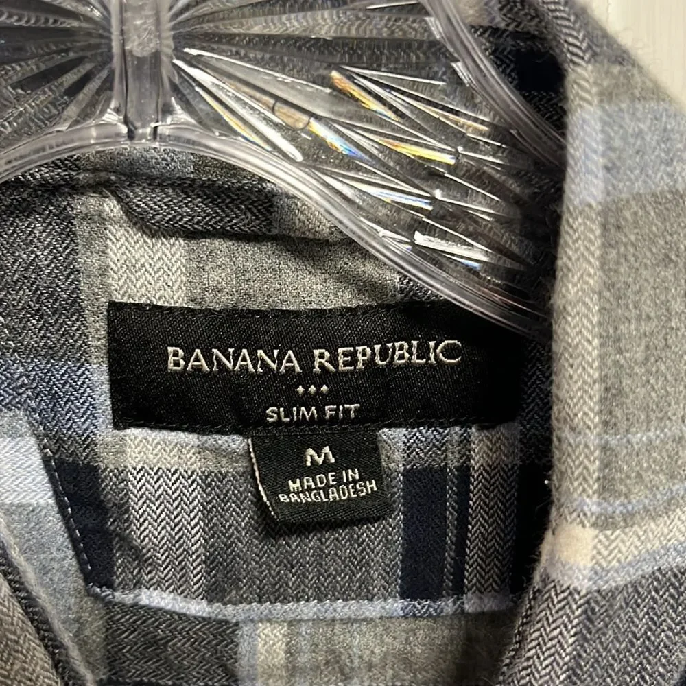𝅺BANANA republic slim fit button down shirt size medium.